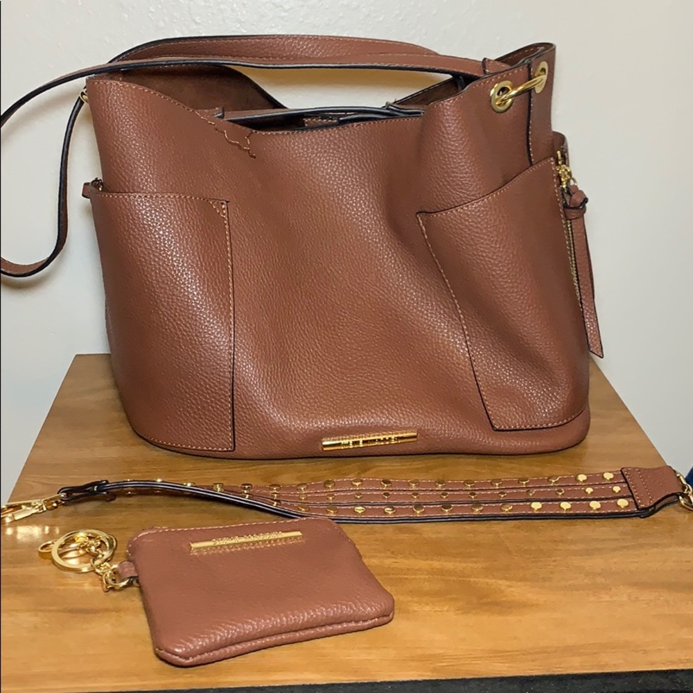 Steve Madden faux leather purse w/ gold hardware.